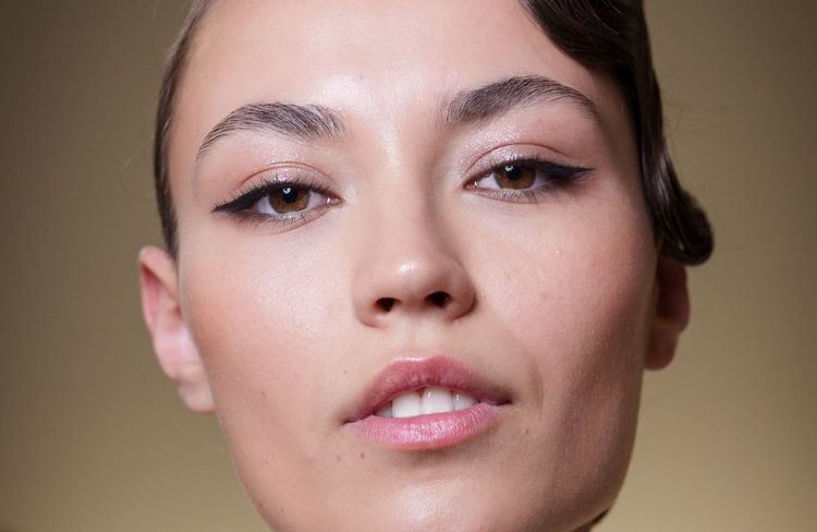 Le guide ultime approuvé par des experts pour réaliser le meilleur trait d’eyeliner, selon la forme de ses yeux