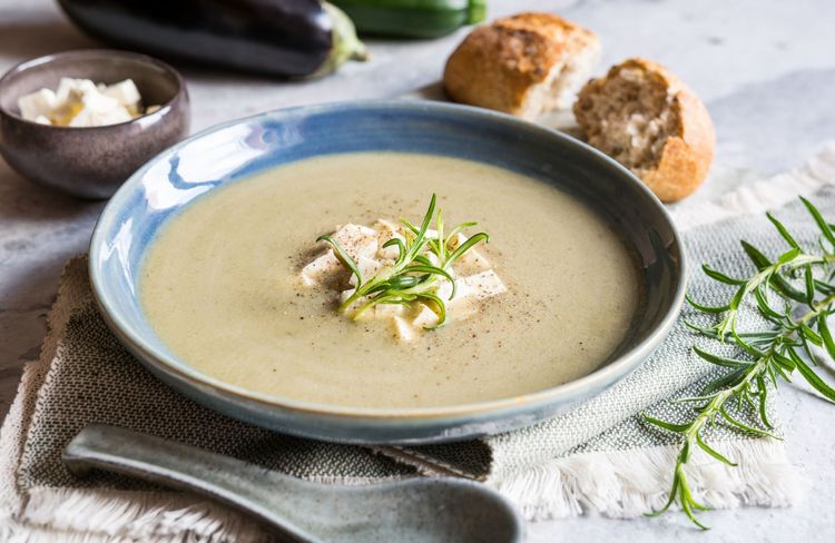 On débute la saison des soupes avec cette recette à l’aubergine, bacon et cajou