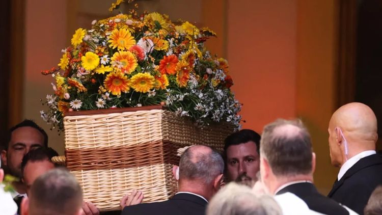 Mort de Brigitte Bardot : son cercueil est-il réellement en osier ? Un conseiller funéraire fait une mise au point !