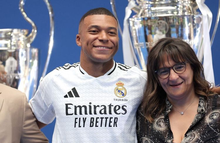 Kylian Mbappé : sa mère, Fayza Lamari, se confie sur la vie sentimentale de son fils