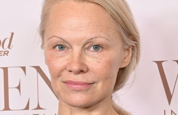 Sans maquillage, Pamela Anderson dévoile sa nouvelle coupe de cheveux