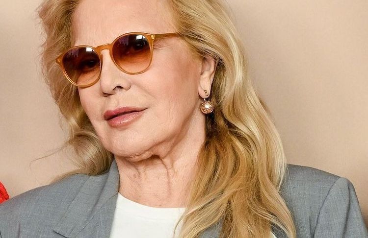Sylvie Vartan se remémore ses fiançailles avec Johnny Hallyday : « C’était quelqu’un de timide »