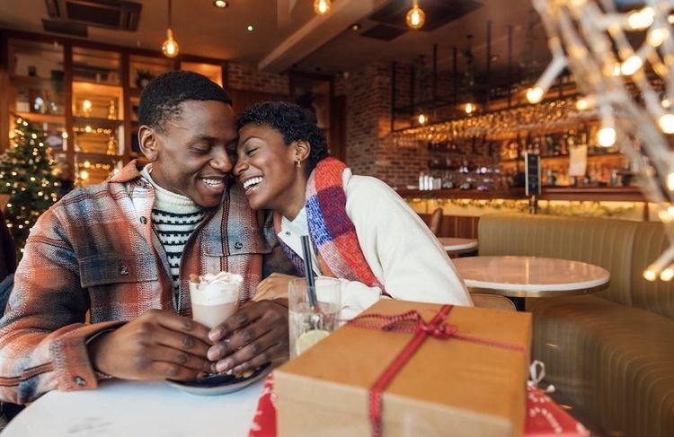 Avoir (absolument) un partenaire pour la Saint-Valentin ? Le rétro-planning amoureux qui séduit la Gen Z