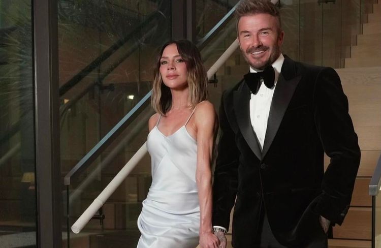Élégante et chic, Victoria Beckham adopte la slip dress blanche pour célébrer les 50 ans de David Beckham