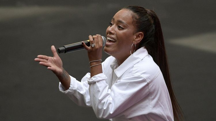 "Je vous dois une partie de ma vie" : Amel Bent adresse un message bouleversant à son public après son concert événement