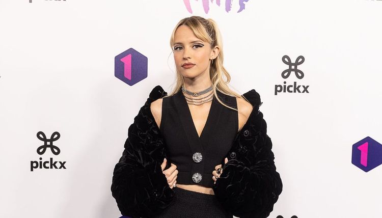 Angèle pose topless, la polémique éclate : "Si c’était Aya, la réaction serait différente"