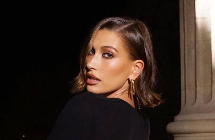 French manucure : Hailey Bieber revisite ce classique avec un imprimé léopard