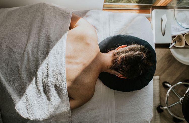 Ménopause : pourquoi ce massage séduit de plus en plus de femmes