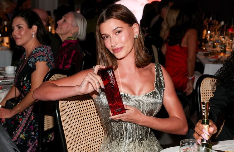 Comment reproduire le lip combo de Hailey Bieber selon une maquilleuse pro