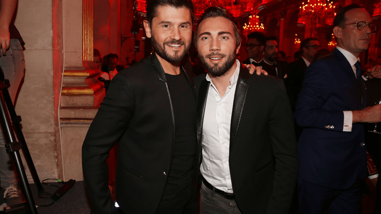 "Des coups de clubs de golf sur la tête" : Christophe Beaugrand et son mari victimes d’un violent cambriolage