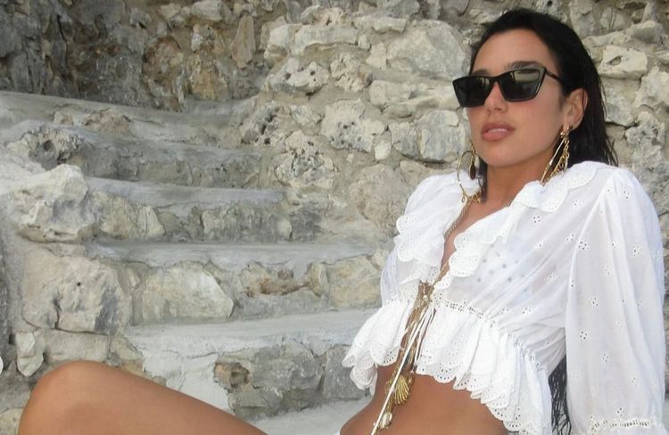 Volants, broderie anglaise et total look blanc : Dua Lipa signe la tenue estivale à copier d’urgence