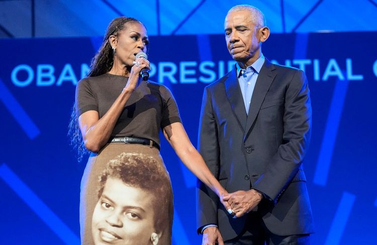 Michelle Obama rend hommage à sa mère avec une jupe sur mesure à son effigie