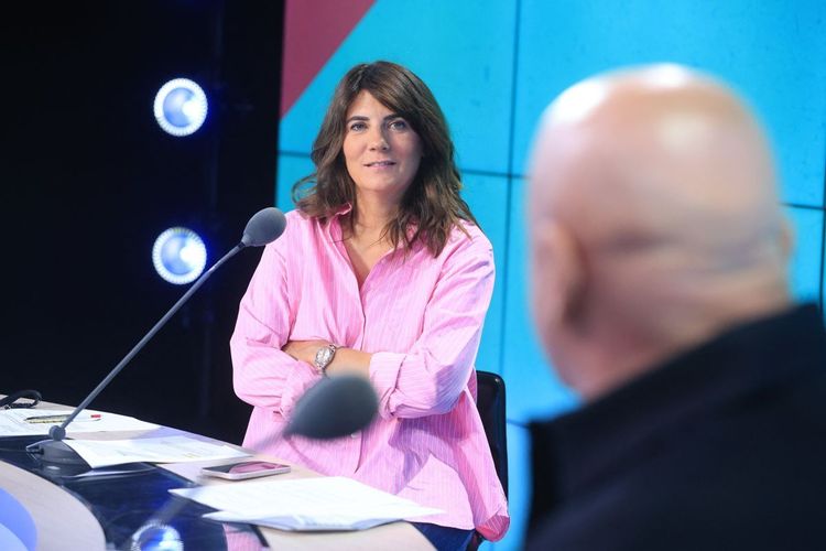 Estelle Denis (49 ans) au plumard avec des hommes plus âgés : elle assume, "j'adore les vieux !"