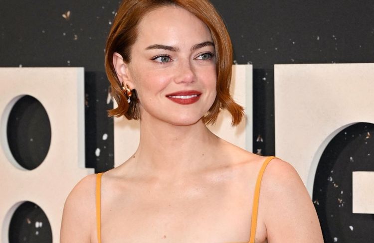 Emma Stone : son teint sculpté et son make-up « pumpkin spice » signent le combo beauté de la saison