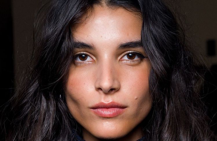Blush gris : pourquoi ce produit étrange devient l’arme secrète des make-up artists