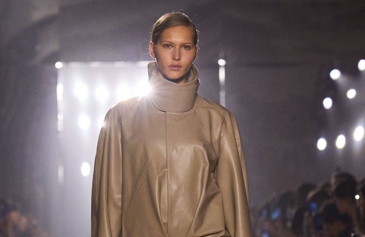 Aperçue à la Fashion Week de Paris, la veste taille basse s’annonce comme le hit de l’automne prochain