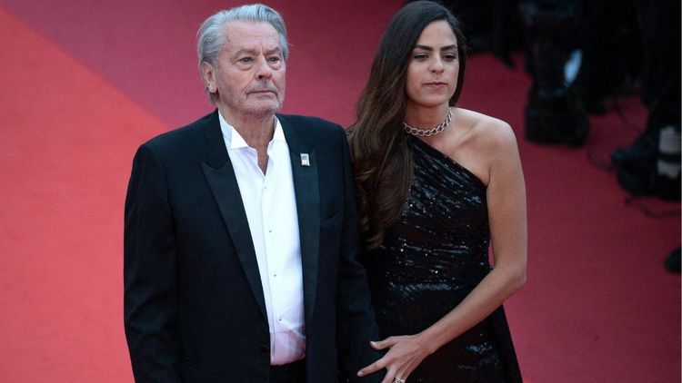 Alain Delon : une fille illégitime née d'une liaison "avec une prostituée vietnamienne" rebat les cartes autour de son héritage