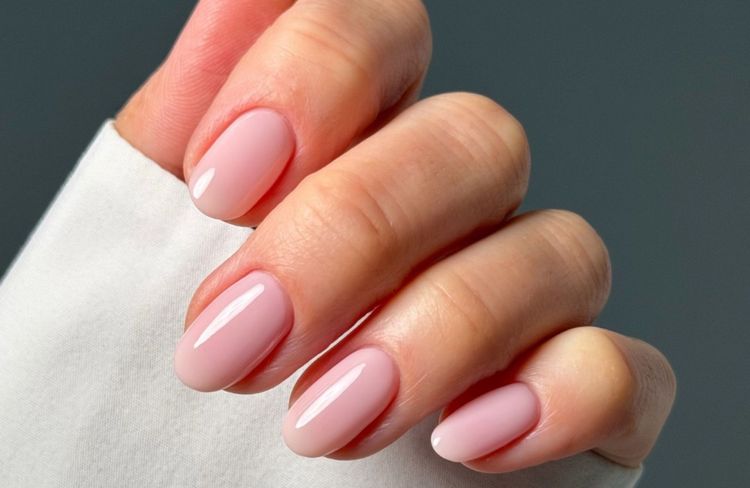 Cette couleur de vernis fait paraître les mains plus jeunes (et elle sera partout cet été)