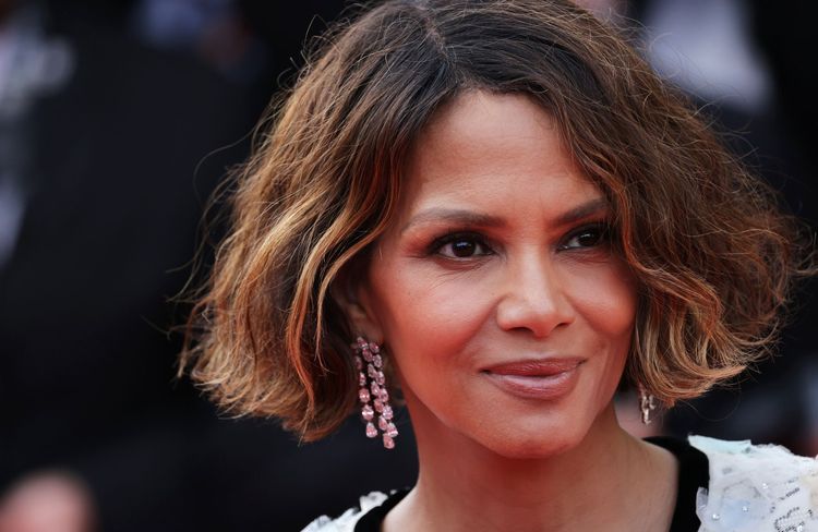 Halle Berry, 59 ans, prouve que cette coiffure d’été se porte à tout âge