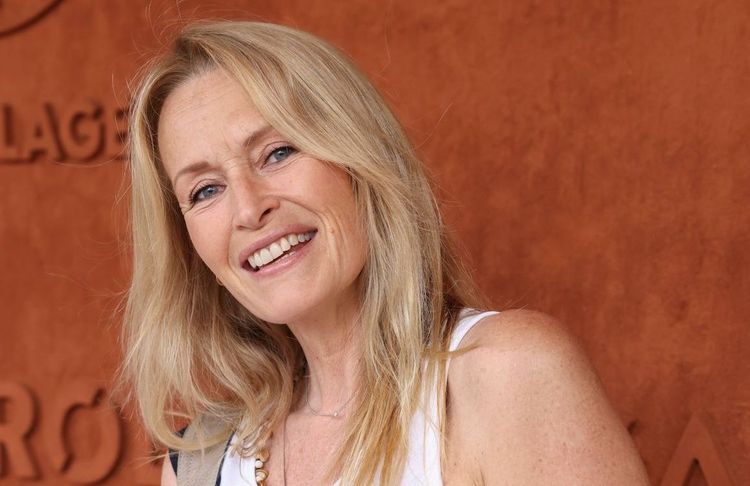 Estelle Lefébure évoque sa rencontre tardive avec ses demi-soeurs après le décès de son père