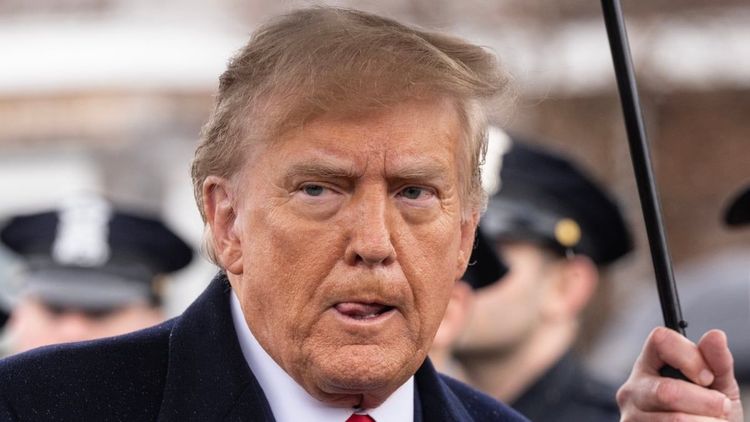 Miss France agressée par Donald Trump, il lui a mis la main sur les miches : "Il me les a agrippées"