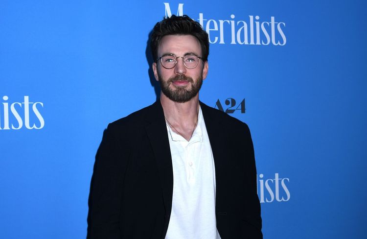 Chris Evans évoque sa demande en mariage romantique à Alba Baptista
