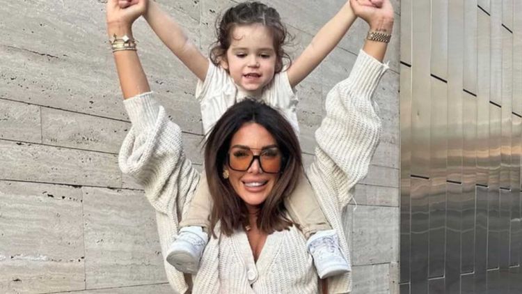 "Je l'aime mais..." : bloquée par les inondations de Dubaï avec son fils, les propos de Laura Lempika choquent la Toile !