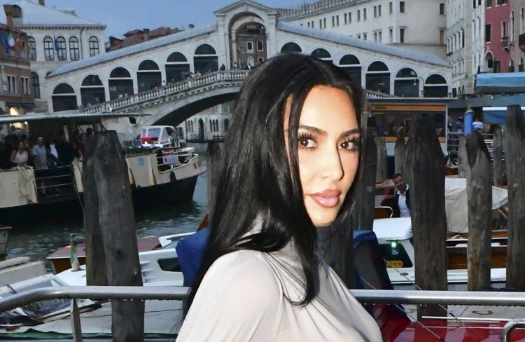 À Venise, Kim Kardashian sublime Margiela Couture pour les DVF Awards 2025