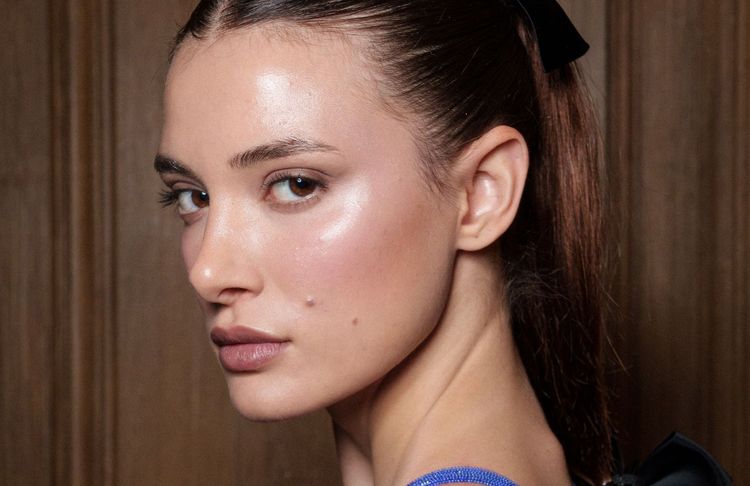 Voici comment combiner protection solaire et maquillage parfait selon une dermatologue