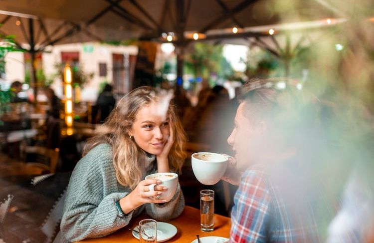 Gap de communication : pourquoi la Gen Z évite les conversations sérieuses au premier rendez-vous amoureux ?
