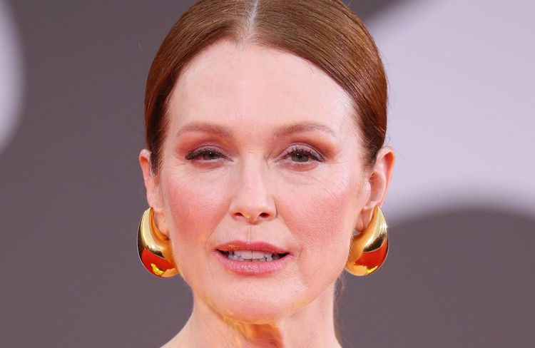 Mostra de Venise : à 63 ans, Julianne Moore adopte cette coiffure intemporelle