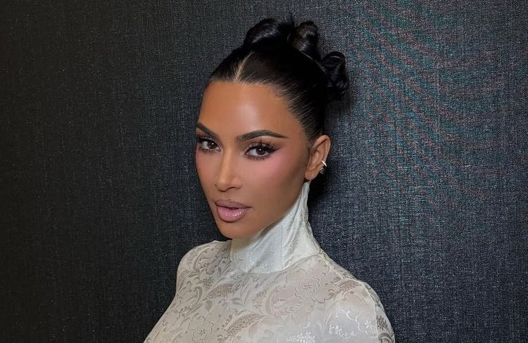 Au Brésil, Kim Kardashian adopte cet accessoire capillaire qui a fait fureur à la Fashion Week de Paris