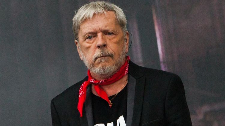 “Il a disjoncté” : Dominique, l’ex-femme de Renaud, se confie sur cette “expérience traumatique” qui a particulièrement affecté le chanteur