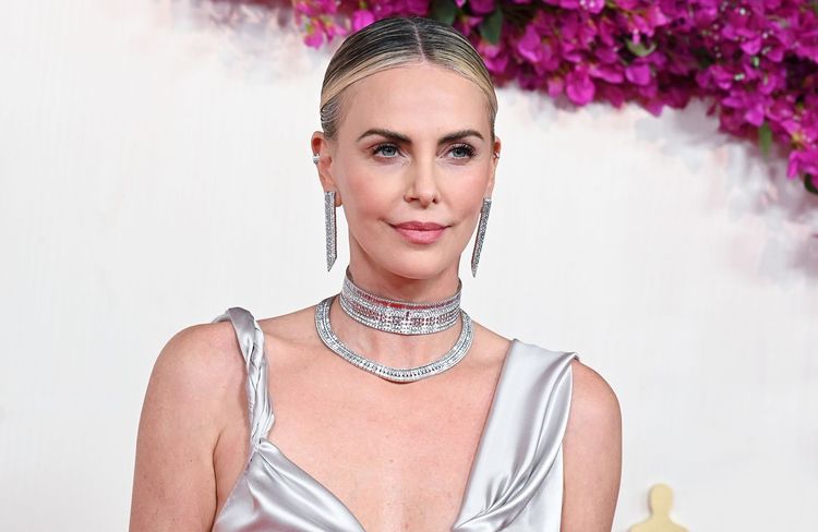Plus chic que jamais, Charlize Theron adopte un chignon parfait pour l’été