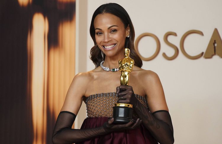 Sur la scène des Oscars 2025, le discours émouvant de Zoe Saldana : « Je suis fière d’être l’enfant de parents immigrés »