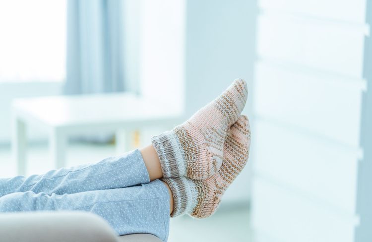 Pourquoi dormir avec des chaussettes peut aider à s’endormir plus vite