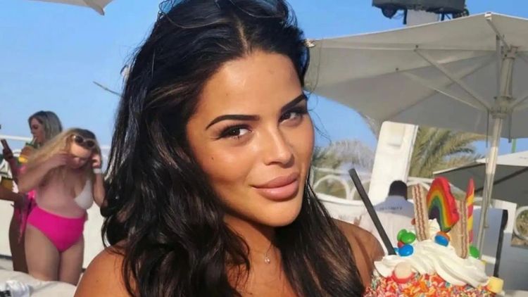 Sarah Fraisou en couple avec un footballeur ? Elle se confie : « J’ai envie de…