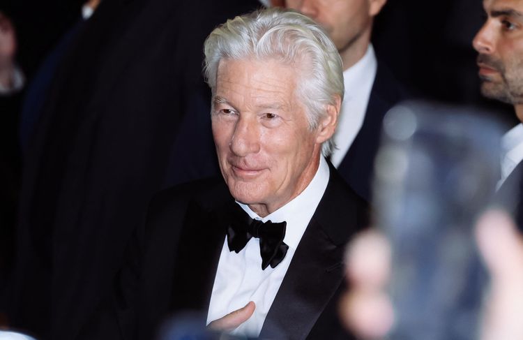 Le dernier défilé d’Armani : pourquoi la présence de Richard Gere en disait long sur son lien avec le créateur italien