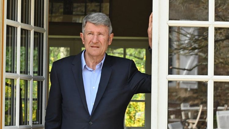 Intime avec Macron, Philippe de Villiers dit tout sur leur "idylle" : "Il préfère passer la soirée avec moi plutôt qu'avec..."