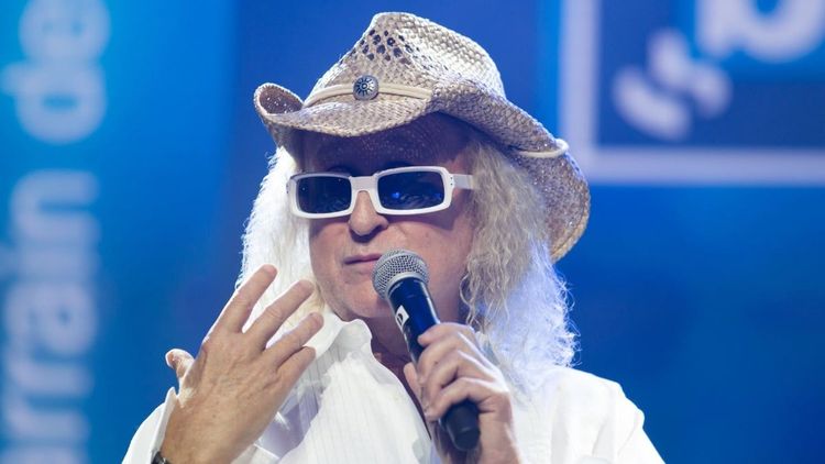 Michel Polnareff (80 ans) met son fils au monde lui-même à domicile : "La gynéco dormait…"