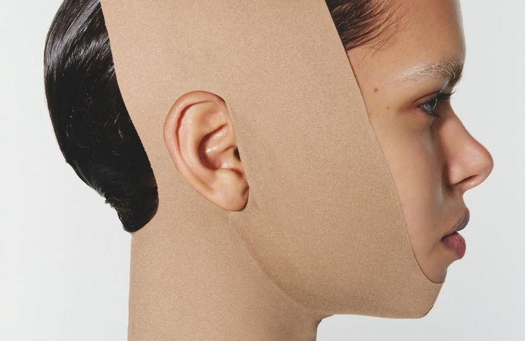 Du faux téton percé au faux lifting : Kim Kardashian lance son premier gadget beauté et affole Internet