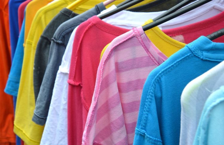 Des PFAS interdits pour le textile ou les cosmétiques : ce que contient la loi pionnière adoptée par le Parlement