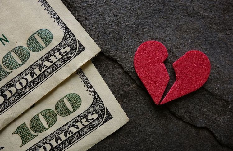 Qu’est-ce que l’infidélité financière et pourquoi peut-elle abîmer votre couple ?