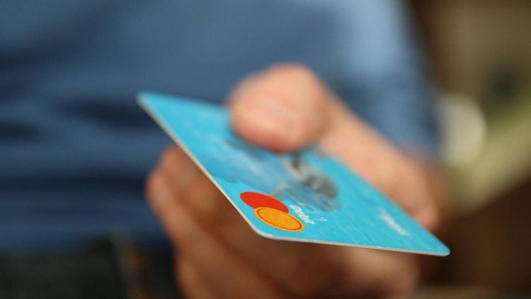Carte bancaire : grâce à quelle banque en ligne obtenir une carte à débit différé ?
