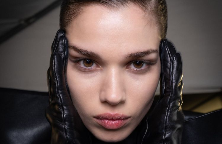 Vous avez les yeux qui pleurent ? Les conseils d’un ophtalmologue pour éviter que votre maquillage ne coule