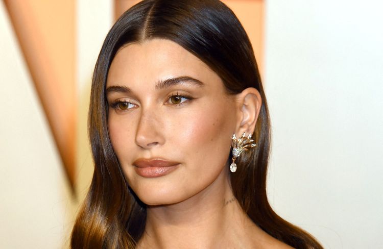 Hailey Bieber : son astuce anticernes incontournable pour un rendez-vous galant