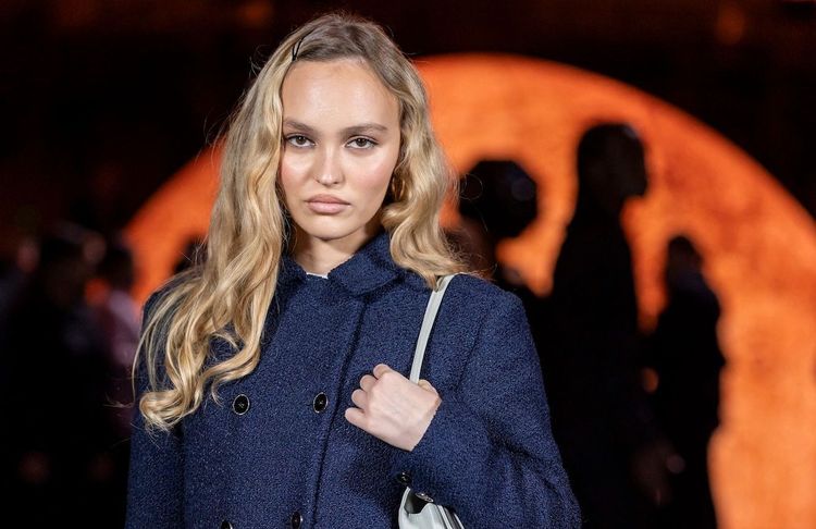 Lily-Rose Depp remet au goût du jour cette robe romantique pour le printemps