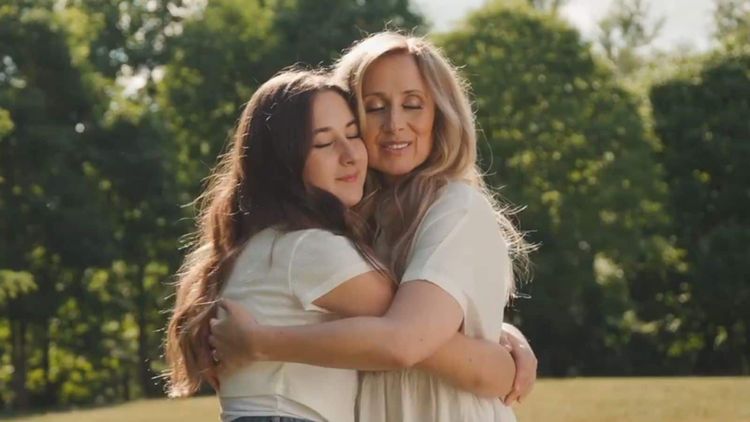 "C'était impossible avec un corps malade" : Lara Fabian explique comment son rôle de maman et sa fille Lou l'ont sauvée face aux troubles alimentaires