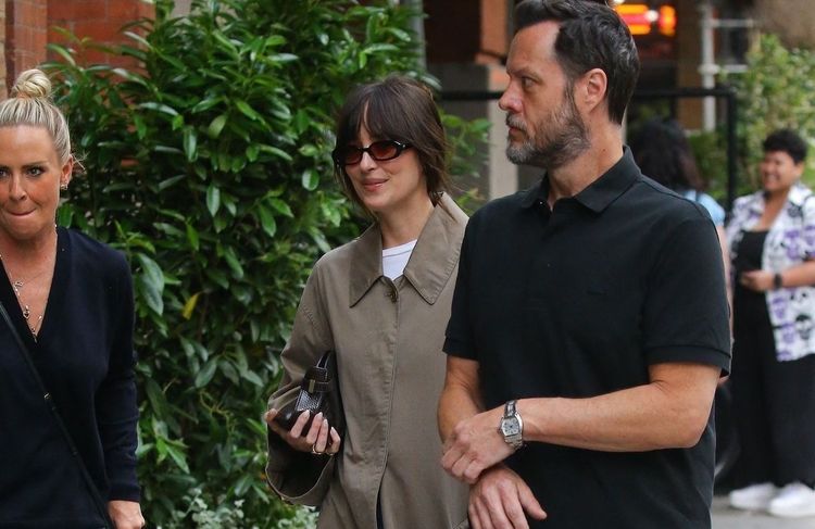 Dakota Johnson le prouve : les sneakers imprimé vache sont le must-have de la rentrée