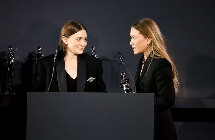 Mary-Kate et Ashley Olsen signent une rare apparition en tenues coordonnées